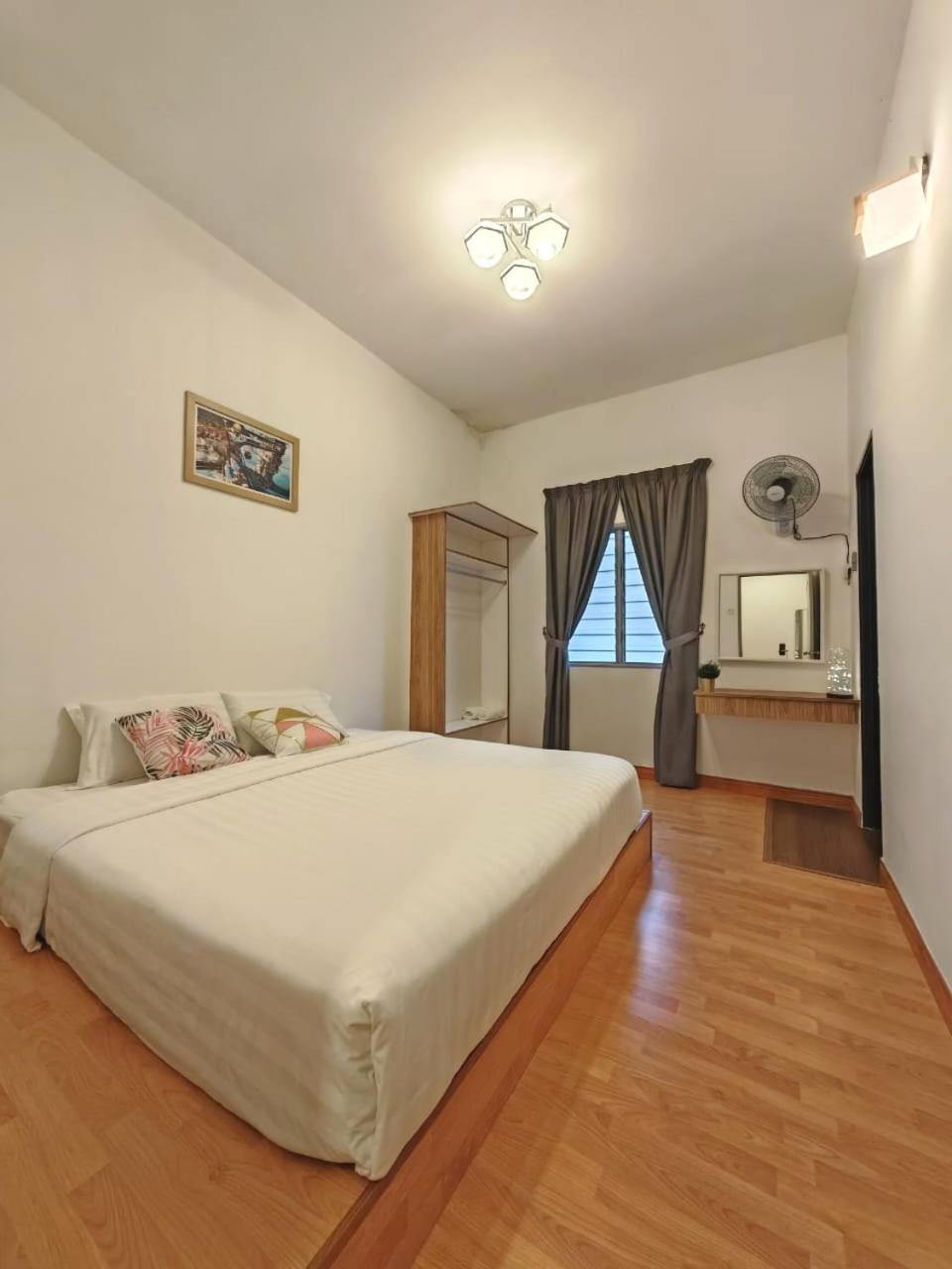 W25 Atgoldenhills Nightmarket Wifi 4R Бринчанг Экстерьер фото